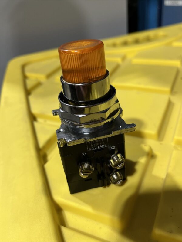 1 NIB CUTLER HAMMER EATON PRETEST LIGHT 120V ORANGE LED SER B1