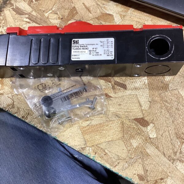 Omron TL4024-10242 Saftey Interlock Switches (WITH KEY) - Image 2