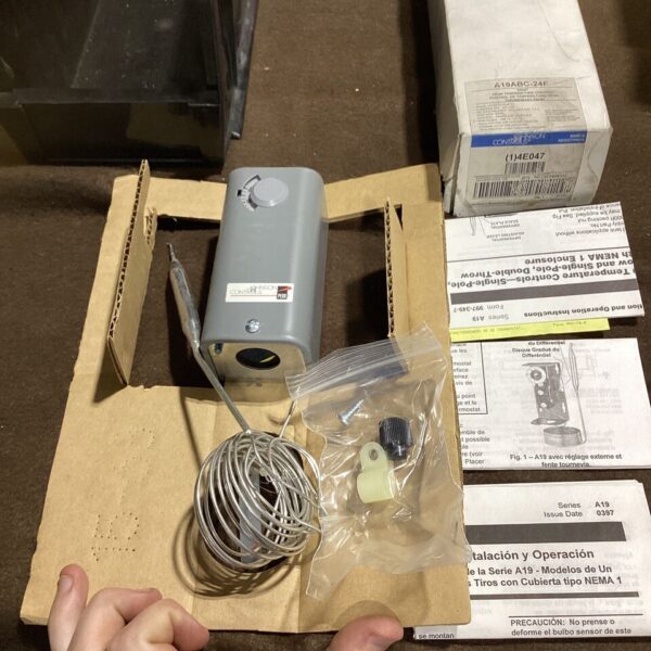 JOHNSON CONTROLS 4E047 Line Volt Mechanical Thermostat-Open/Close on Rise-SPDT