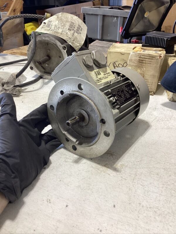 SIEMENS D-91056 Motor 1LA91334KA11 E0911/5224249 03 003 7.5kw - REFURBISHED - Image 2